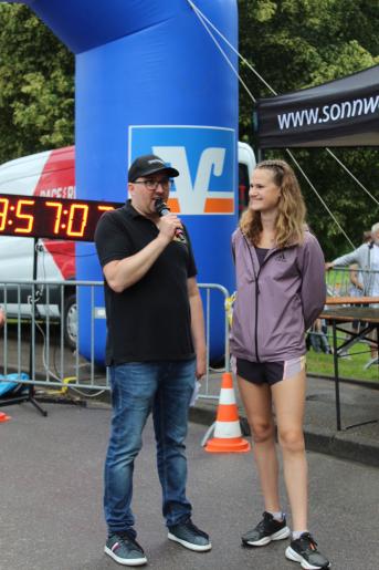 Rabea Schöneborn im Talk mit Streckensprecher Sebastian Gehring